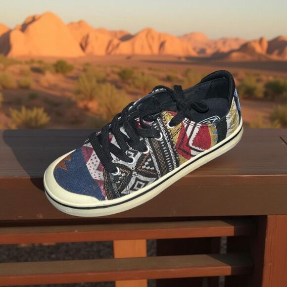 KEEN Women's Elsa IV Aztec Pattern Sneaker Size 7 - Picture 1 of 9